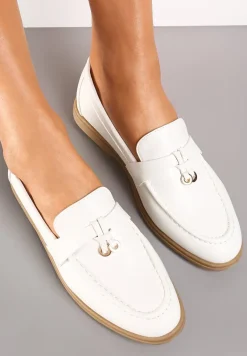 Białe Mokasyny z Imitacji Skóry z Minimalistyczną Zawieszką Biaha
