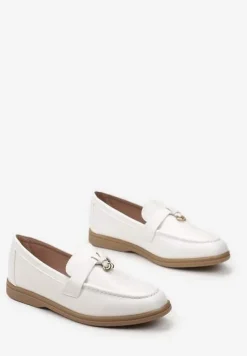 Białe Mokasyny z Imitacji Skóry z Minimalistyczną Zawieszką Biaha