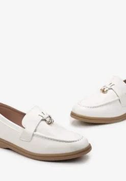 Białe Mokasyny z Imitacji Skóry z Minimalistyczną Zawieszką Biaha