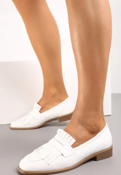 Białe Mokasyny z Kwadratowym Noskiem i Frędzlami Tarnissa
