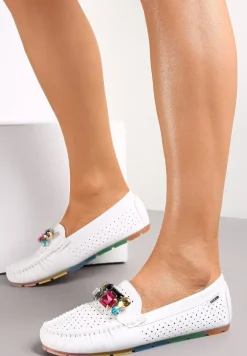 Białe Mokasyny z Przeszyciami i Ozdobą z Cyrkonii Olini