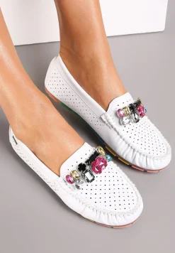 Białe Mokasyny z Przeszyciami i Ozdobą z Cyrkonii Olini