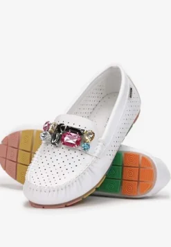 Białe Mokasyny z Przeszyciami i Ozdobą z Cyrkonii Olini