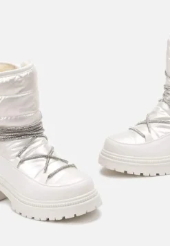 Białe Śniegowce na Platformie z Wiązaniem w Cyrkonie Brelara