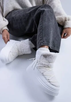 Białe Śniegowce Vices na Platformie ze Sznurowaniem i Futerkiem Nomicea