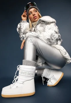 Białe Ocieplone Śniegowce Wsuwane z Ozdobnym Napisem i Sznurowaniem Nalissa