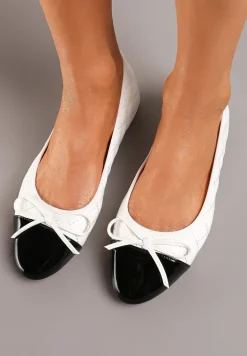 Białe Płaskie Balerinki z Imitacji Skóry Ozdobione Kokardką Detesa