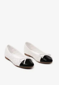 Białe Płaskie Balerinki z Imitacji Skóry Ozdobione Kokardką Detesa