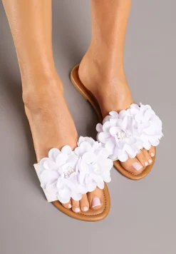 Białe Płaskie Klapki Ozdobione Kwiatową Aplikacją Wessaria