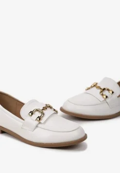 Białe Płaskie Mokasyny Ozdobione Metalową Klamerką Cassiope