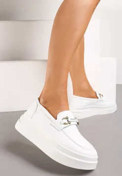 Białe Półbuty Ozdobione Złotą Klamrą na Grubej Podeszwie Cadwenla