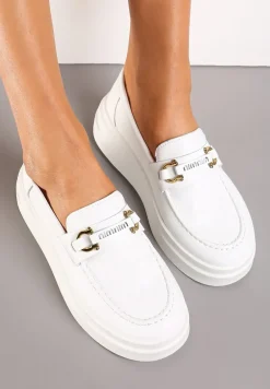Białe Półbuty Ozdobione Złotą Klamrą na Grubej Podeszwie Cadwenla