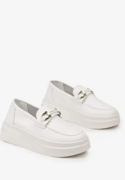 Białe Półbuty Ozdobione Złotą Klamrą na Grubej Podeszwie Cadwenla