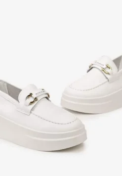 Białe Półbuty Ozdobione Złotą Klamrą na Grubej Podeszwie Cadwenla