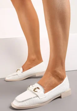 Białe Półbuty w Stylu Loafersów z Perforacją Drobnymi Cyrkoniami i Klamrą Keryth