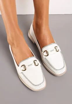 Białe Półbuty w Stylu Loafersów z Perforacją Drobnymi Cyrkoniami i Klamrą Keryth