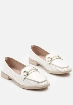 Białe Półbuty w Stylu Loafersów z Perforacją Drobnymi Cyrkoniami i Klamrą Keryth