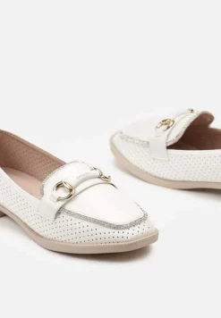 Białe Półbuty w Stylu Loafersów z Perforacją Drobnymi Cyrkoniami i Klamrą Keryth