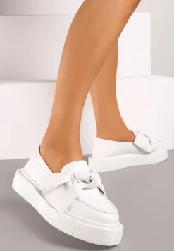 Białe Półbuty w Stylu Mokasyn na Niskiej Platformie z Kokardą Benamira