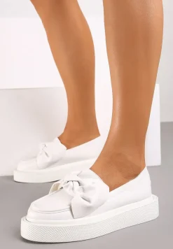 Białe Półbuty w Stylu Mokasyn na Niskiej Platformie z Kokardą Benamira