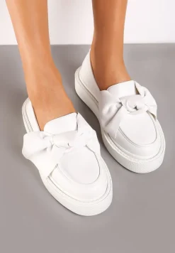 Białe Półbuty w Stylu Mokasyn na Niskiej Platformie z Kokardą Benamira
