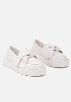 Białe Półbuty w Stylu Mokasyn na Niskiej Platformie z Kokardą Benamira