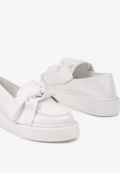 Białe Półbuty w Stylu Mokasyn na Niskiej Platformie z Kokardą Benamira