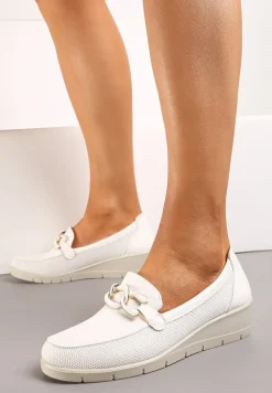 Białe Półbuty ze Skórzaną Wkładką na Koturnie z Ozdobną Klamrą Klurentia