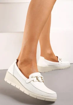 Białe Półbuty ze Skórzaną Wkładką na Koturnie z Ozdobną Klamrą Klurentia