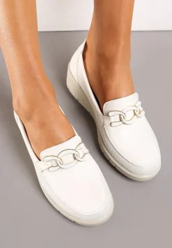 Białe Półbuty ze Skórzaną Wkładką na Koturnie z Ozdobną Klamrą Klurentia