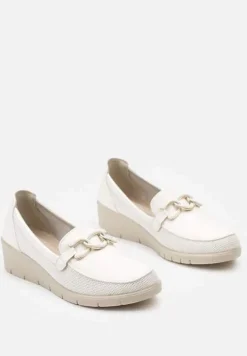 Białe Półbuty ze Skórzaną Wkładką na Koturnie z Ozdobną Klamrą Klurentia