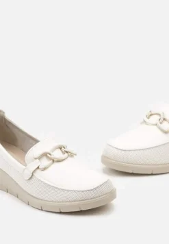 Białe Półbuty ze Skórzaną Wkładką na Koturnie z Ozdobną Klamrą Klurentia