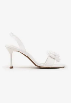 Białe Sandały na Obcasie z Kwiatkiem w Szydełkowym Stylu Calfitis