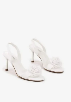 Białe Sandały na Obcasie z Kwiatkiem w Szydełkowym Stylu Calfitis