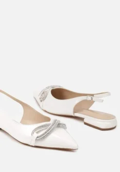 Białe Sandały na Płaskiej Podeszwie z Odkrytą Piętą i Kokardą z Cyrkonii Helfedi