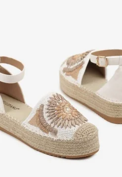 Białe Sandały na Platformie Ozdobione Plecionką Meraliria