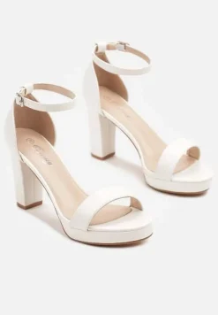Białe Sandały na Platformie i Słupku z Ozdobnym Paskiem Sdivana