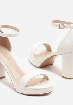 Białe Sandały na Platformie i Słupku z Ozdobnym Paskiem Sdivana