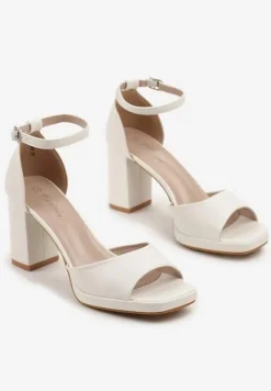 Białe Sandały na Słupkowym Obcasie z Kwadratowym Noskiem Tanarovia