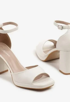 Białe Sandały na Słupkowym Obcasie z Kwadratowym Noskiem Tanarovia