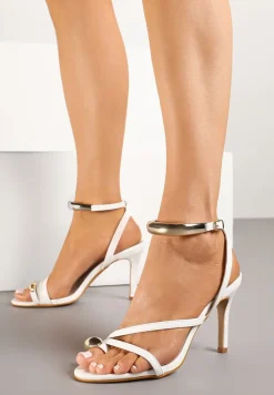 Białe Sandały na Szpilce Japonki Ozdobione Metalicznymi Aplikacjami Talimi