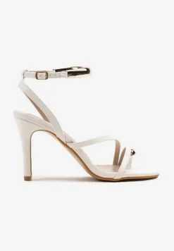 Białe Sandały na Szpilce Japonki Ozdobione Metalicznymi Aplikacjami Talimi