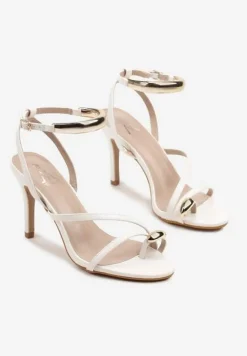 Białe Sandały na Szpilce Japonki Ozdobione Metalicznymi Aplikacjami Talimi
