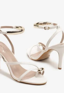 Białe Sandały na Szpilce Japonki Ozdobione Metalicznymi Aplikacjami Talimi