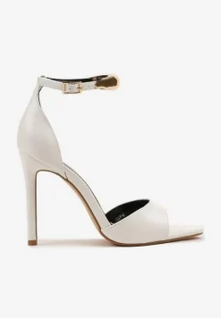 Białe Sandały na Szpilce z Eleganckim Zdobieniem przy Kostce Idarelle