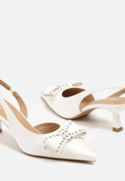 Białe Sandały Slingback na Kaczuszce Zdobione Kokardą z Nitami Rizonna