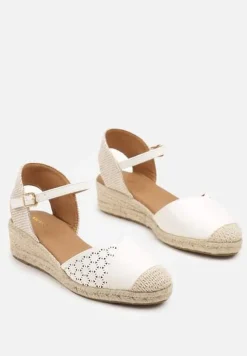 Białe Sandały Vices na Plecionym Koturnie w Stylu Boho Erathria