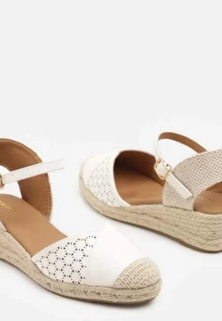 Białe Sandały Vices na Plecionym Koturnie w Stylu Boho Erathria