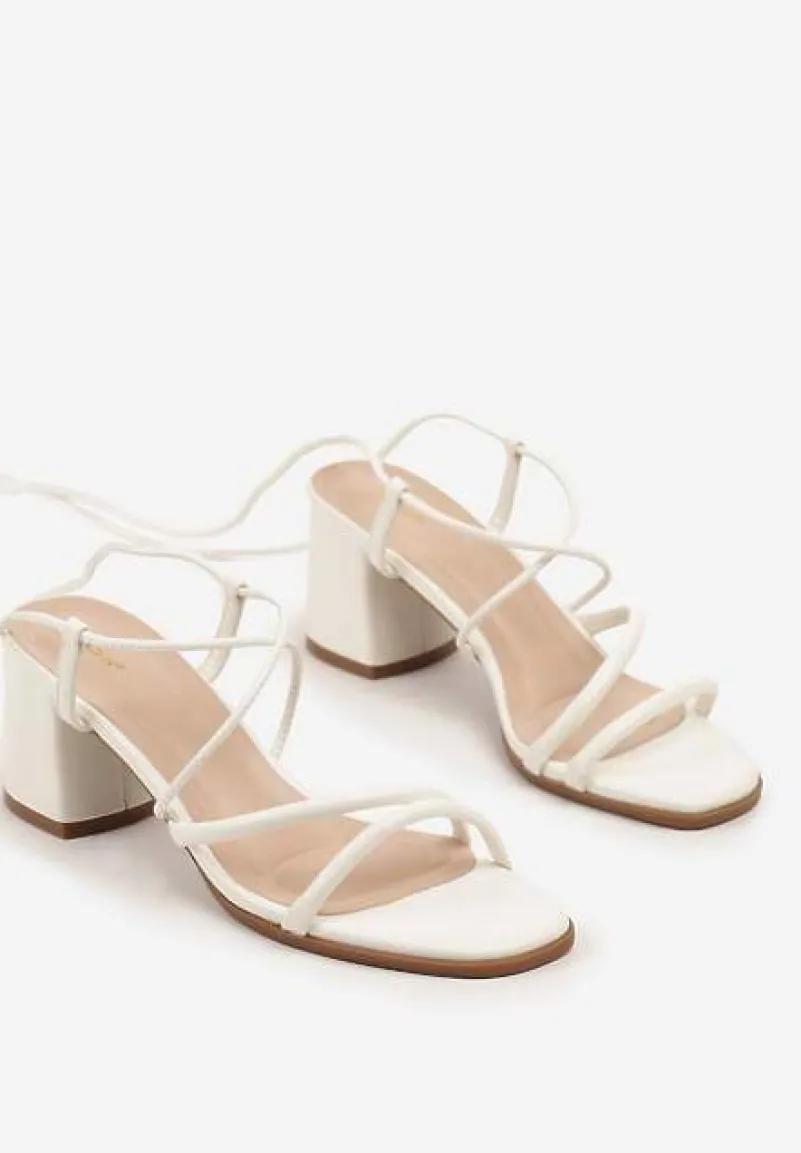 Białe Sandały Vices na Słupku z Wiązaniem Atenelle