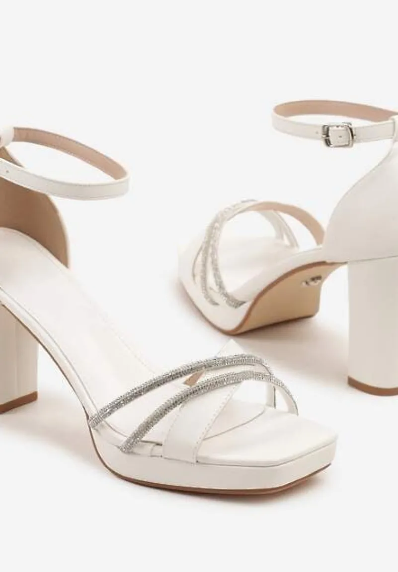 Białe Sandały Vices na Słupku i Platformie Ozdobione Cyrkoniami Felaina